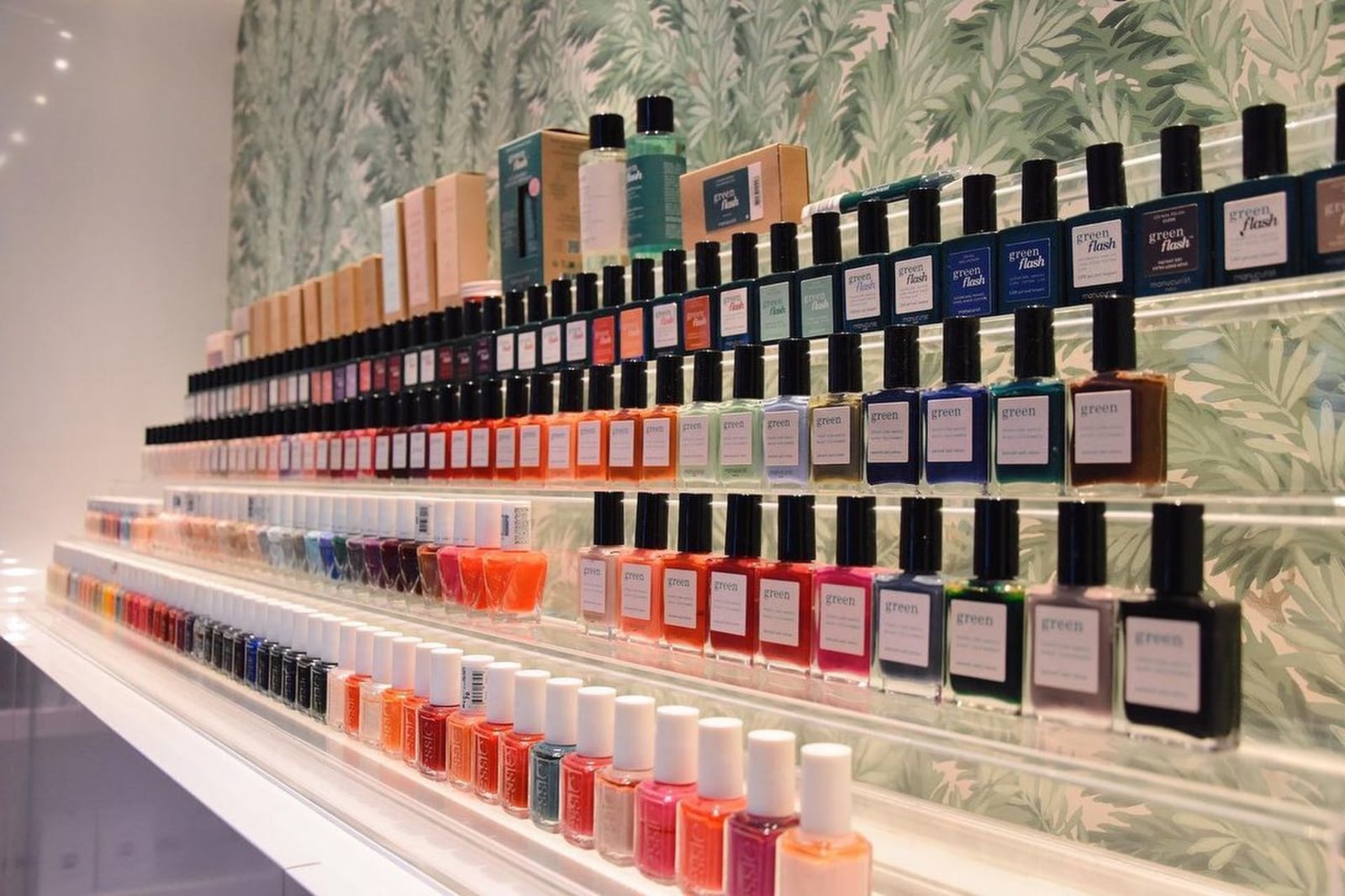 Le mur de vernis du nail bar Bel Ange