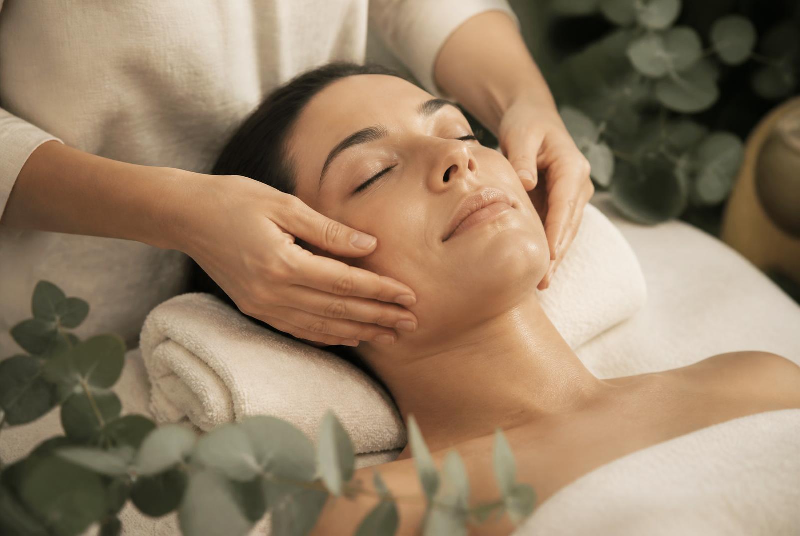 Massage facial japonais Kobido en cabine à l'institut Bel Ange Paris 17